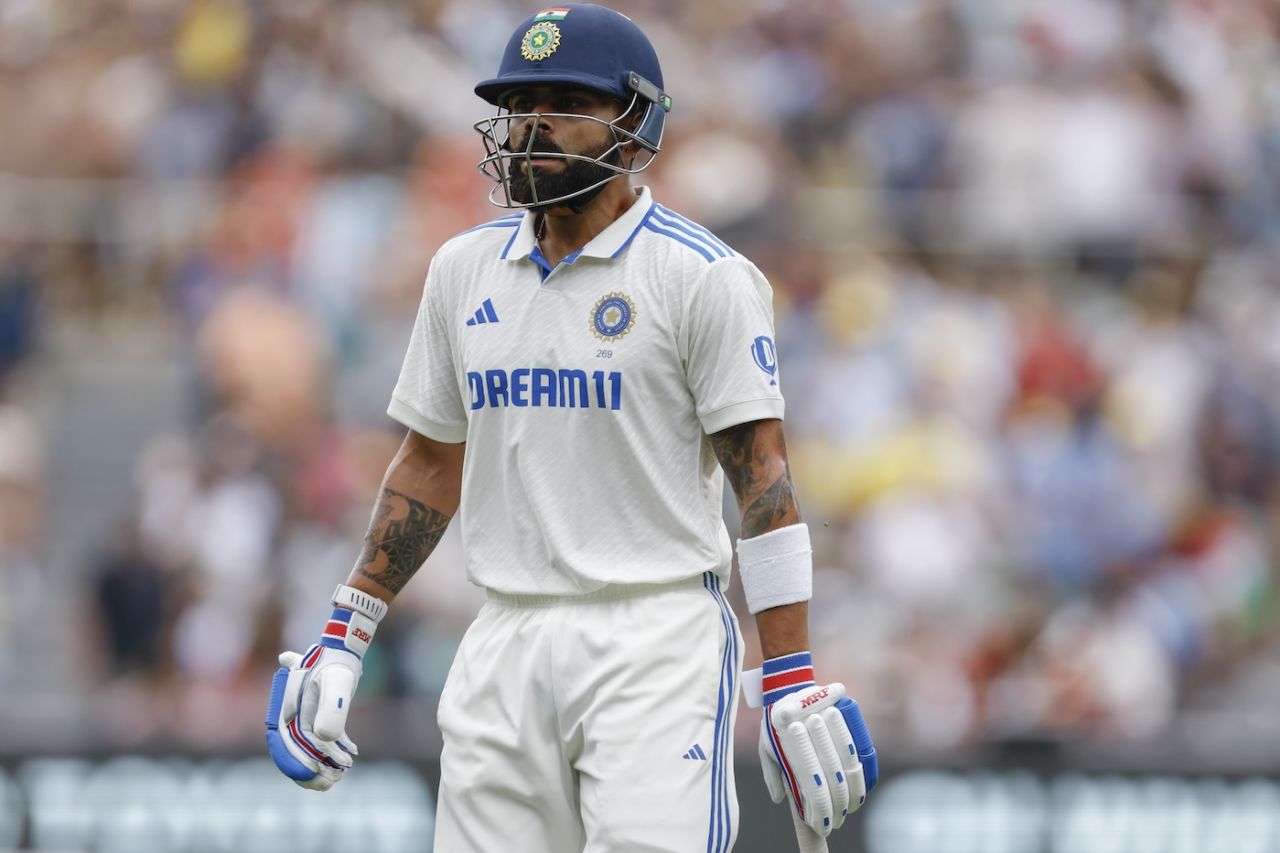 Virat Kohli going back to pavilion after being dismissed in 2nd Test