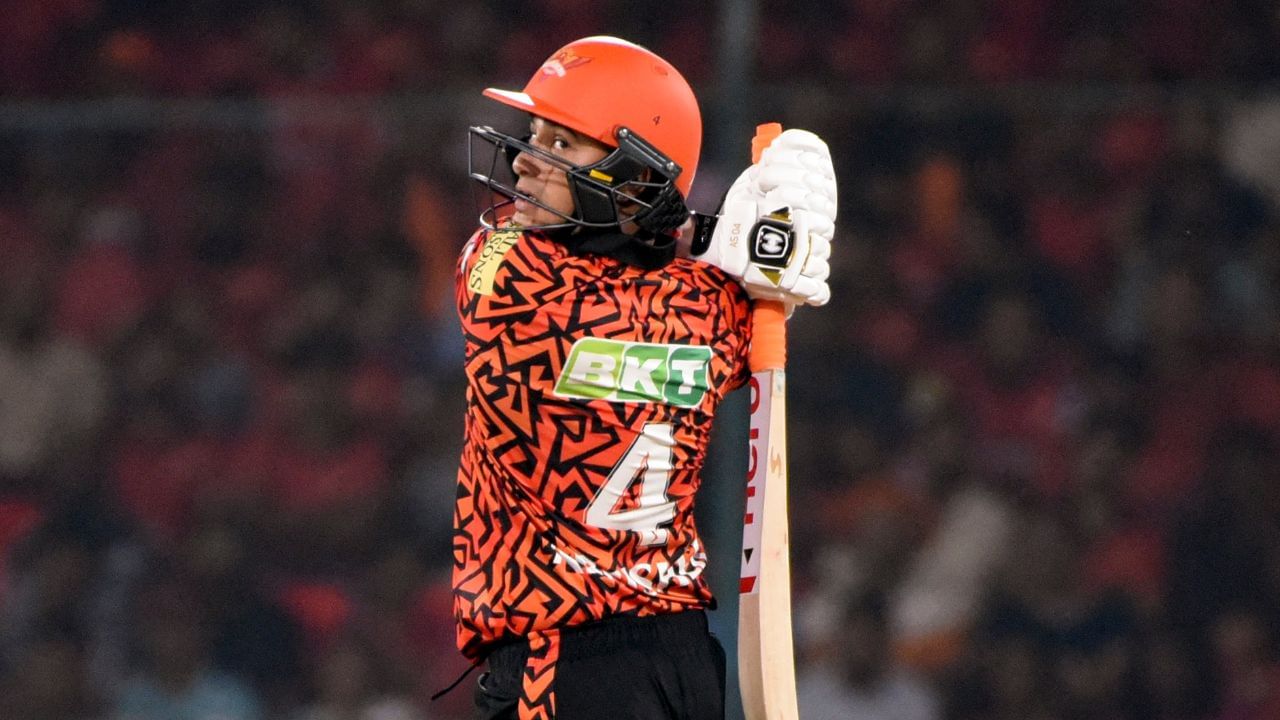 Cover image for IPL 2025: पावरप्ले में सबसे ज़्यादा छक्के लगाने वाली टीमें