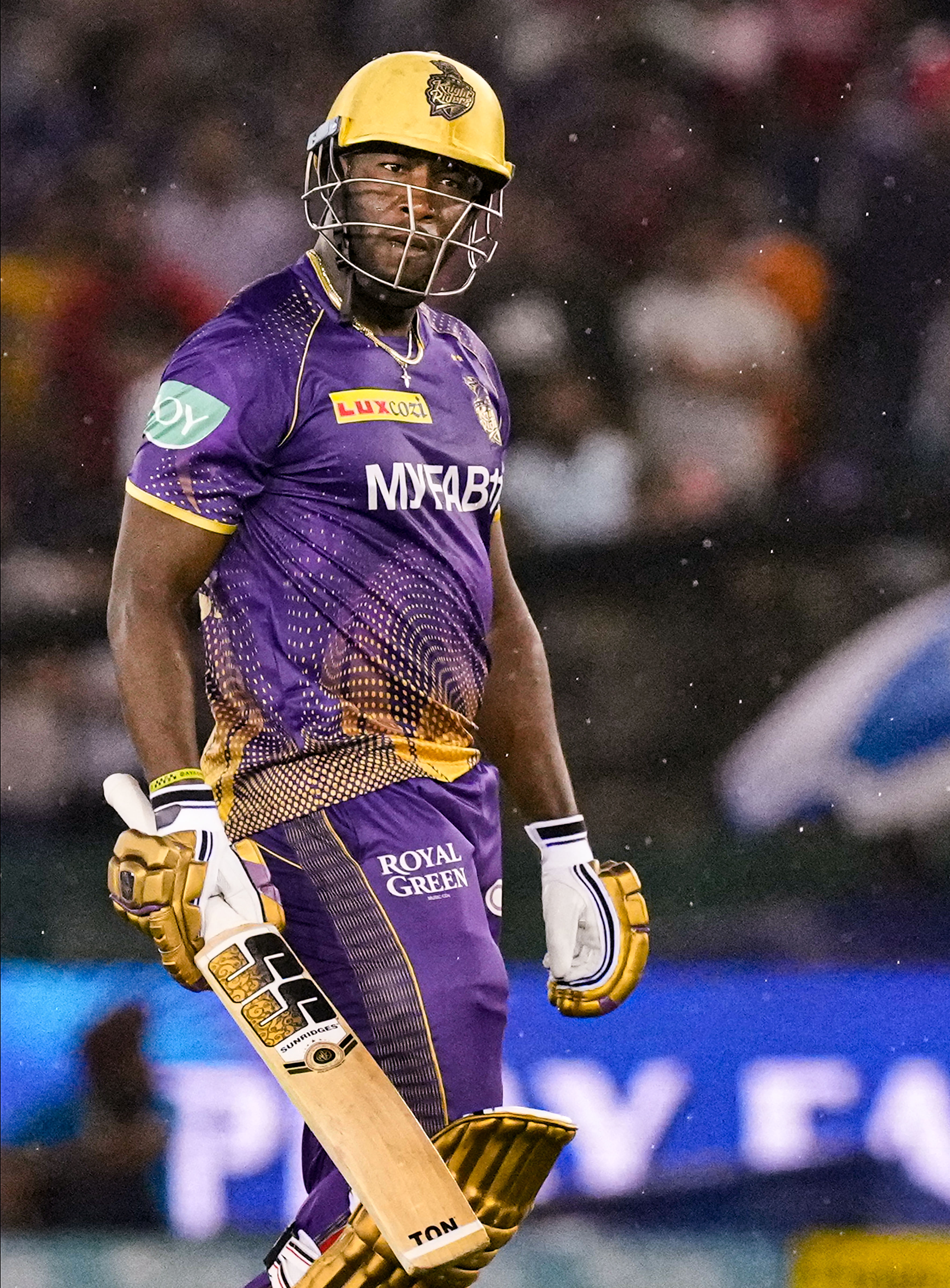 Cover image for IPL इतिहास में सबसे कम गेंदों में 100 छक्के पूरे करने वाले खिलाड़ी