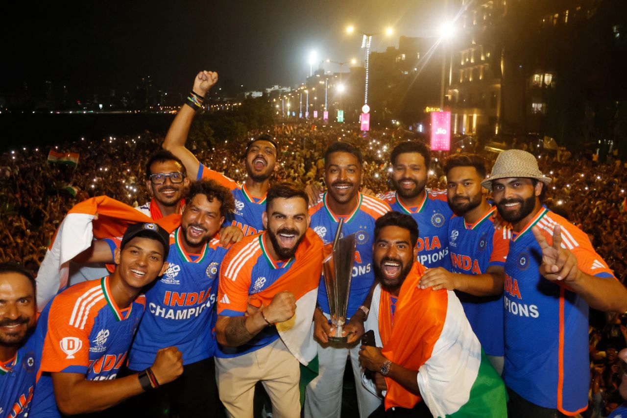 Cover image for जान जोखिम में डाल कर टीम इंडिया के पास पहुंचा फैंस