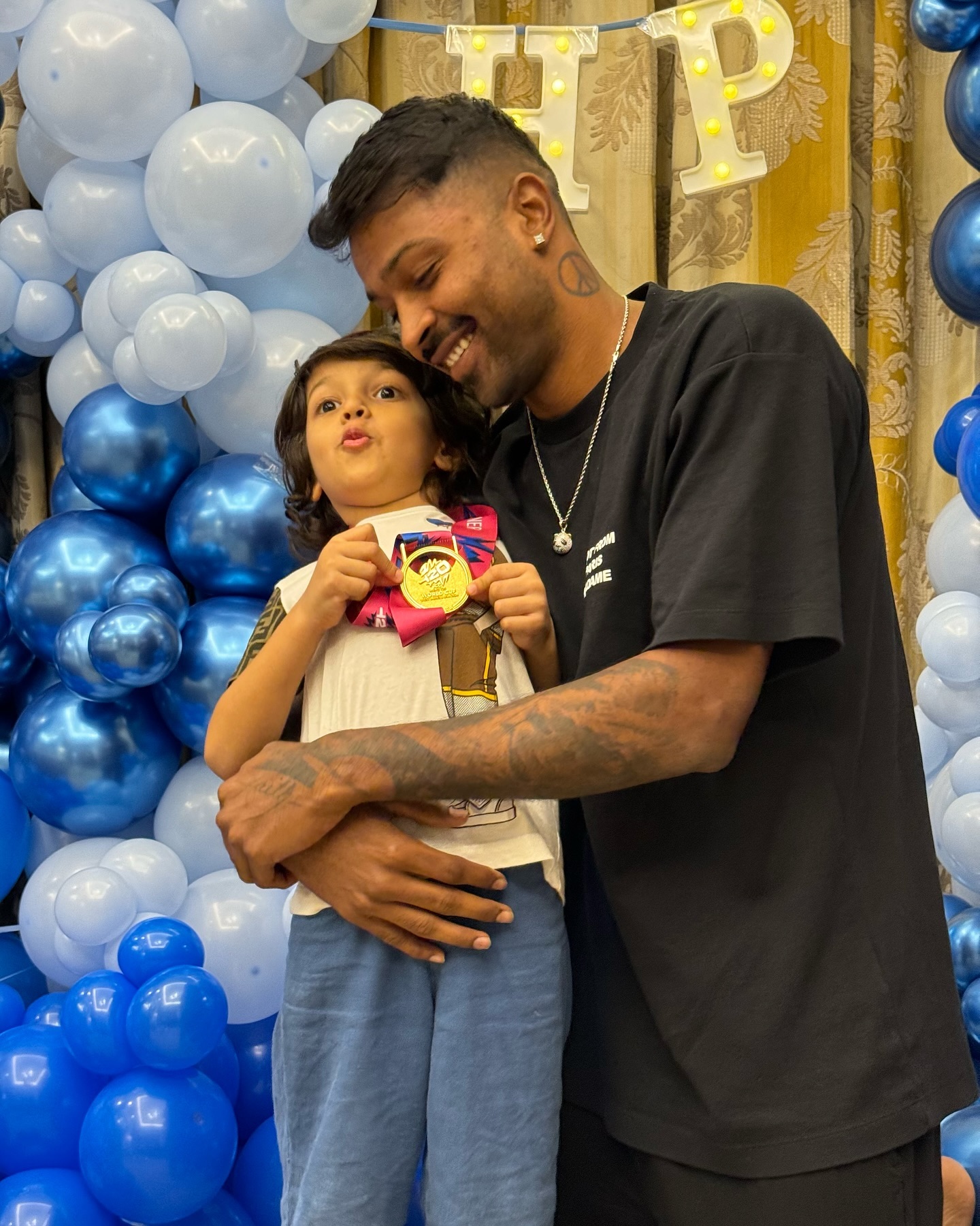 Cover image for Hardik Pandya ने बेटे अगस्त्य संग मनाया वर्ल्ड कप जीत का जश्न