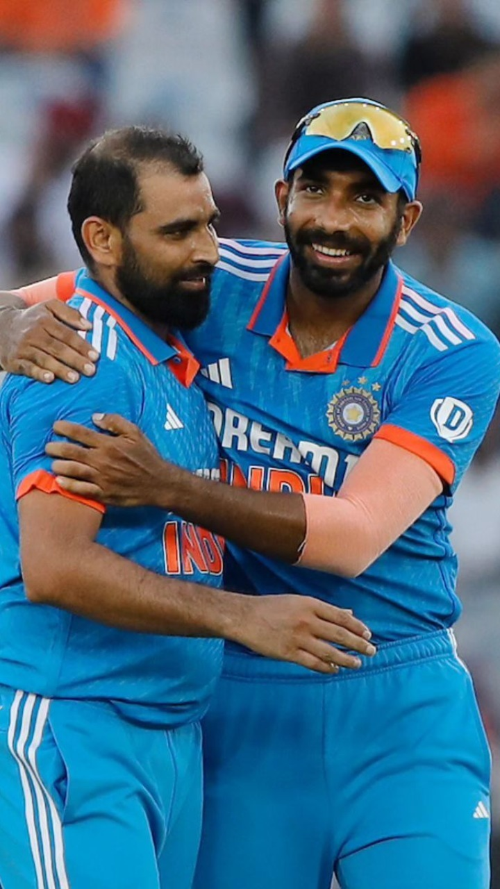 Cover image for वनडे में सर्वाधिक विकेट लेने वाली भारतीय गेंदबाज़ी जोड़ी