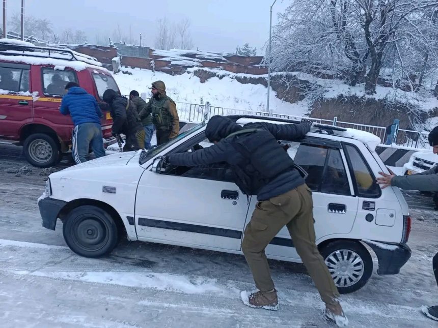 Heavy Snowfall Hits Jammu Kashmir, Special Teams Deployed