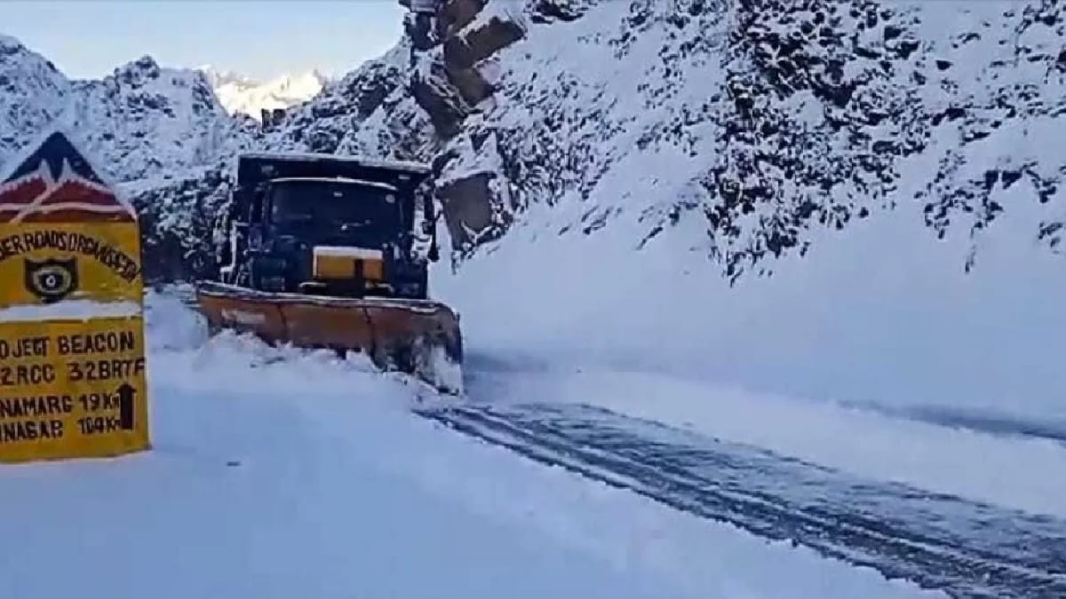 Heavy Snowfall Hits Jammu Kashmir, Special Teams Deployed