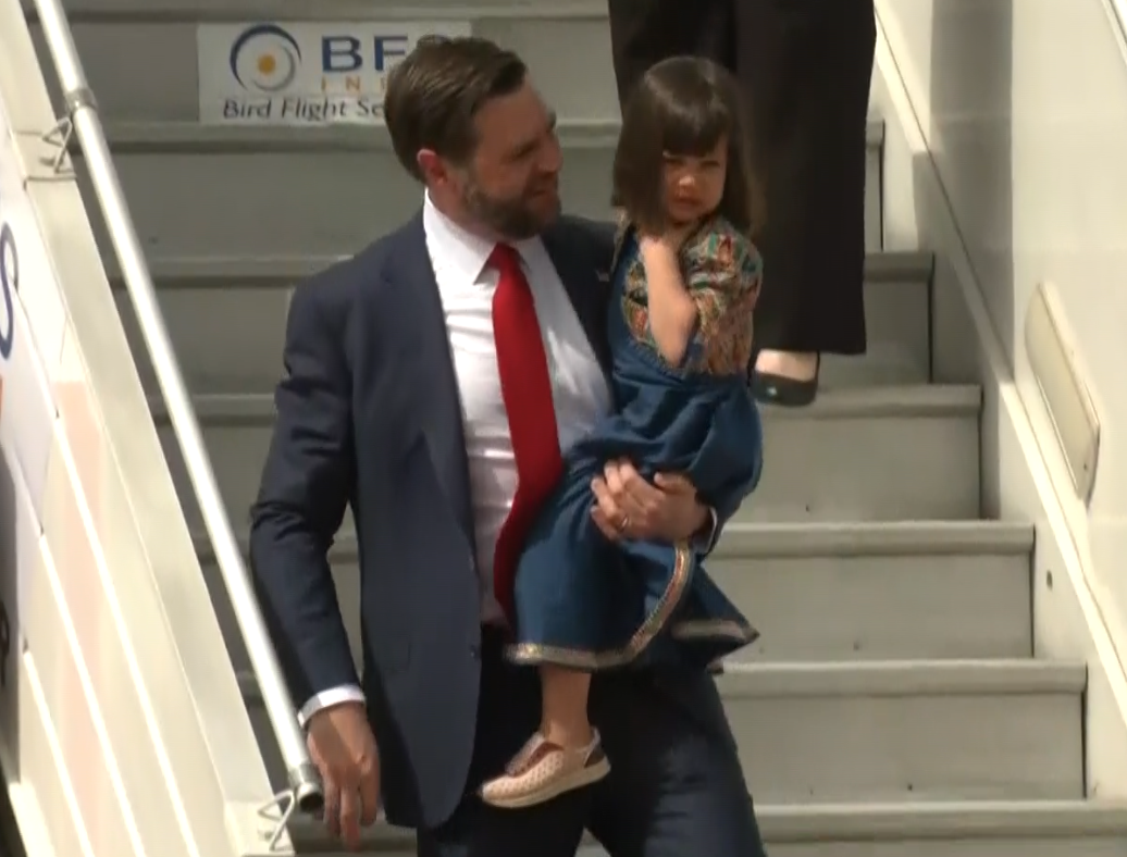 As they descended the aircraft stairs, JD Vance was seen affectionately lifting his daughter.
