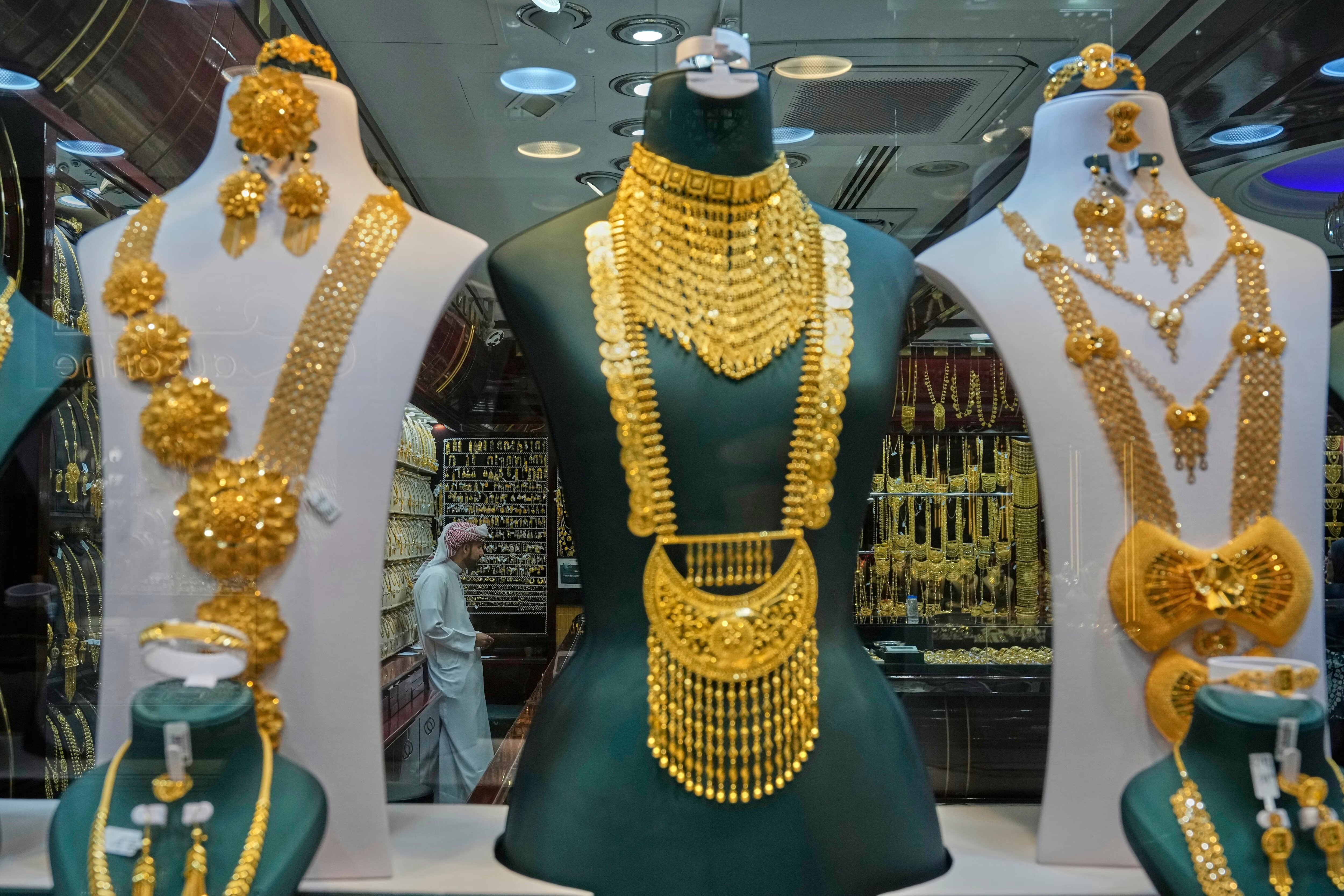 Gold rate today: Gold prices surge crosses Rs. 1 lah