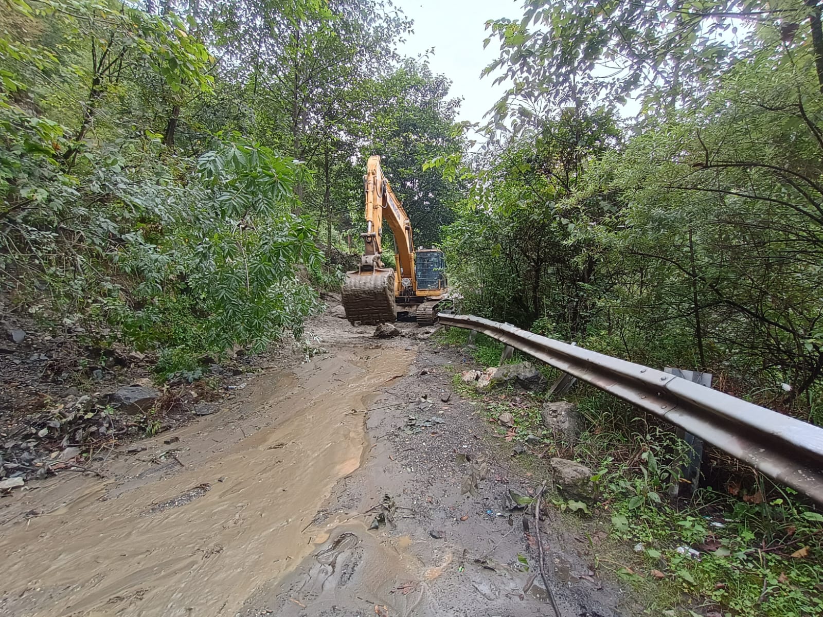 Uttarkashi DM inspects landslide-prone spots on Yamunotri highway