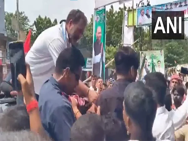 Rahul Gandhi gives toffees to protestors showing black flags in Arrah